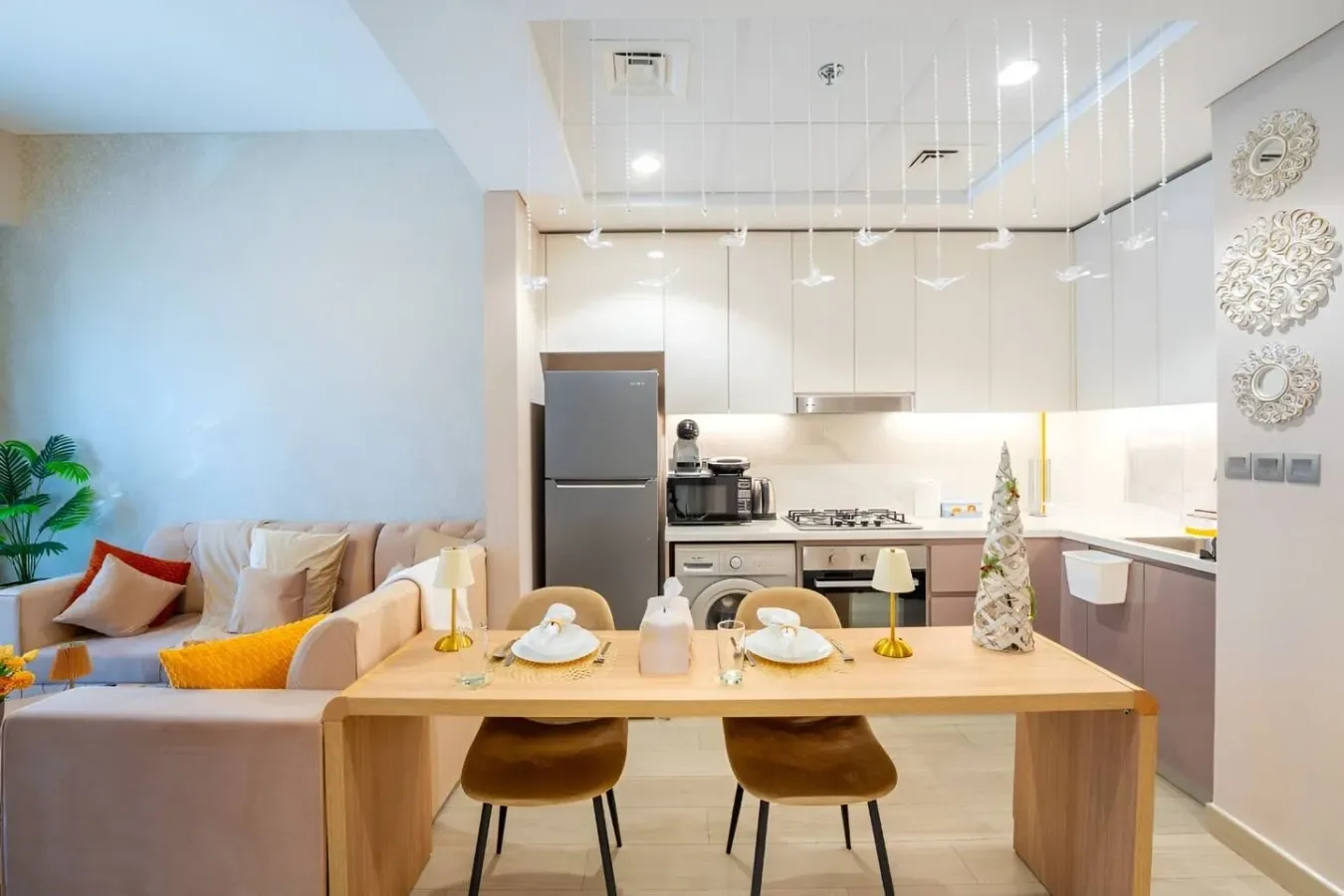 Una cocina y comedor de planta abierta con la mesa preparada para comer.