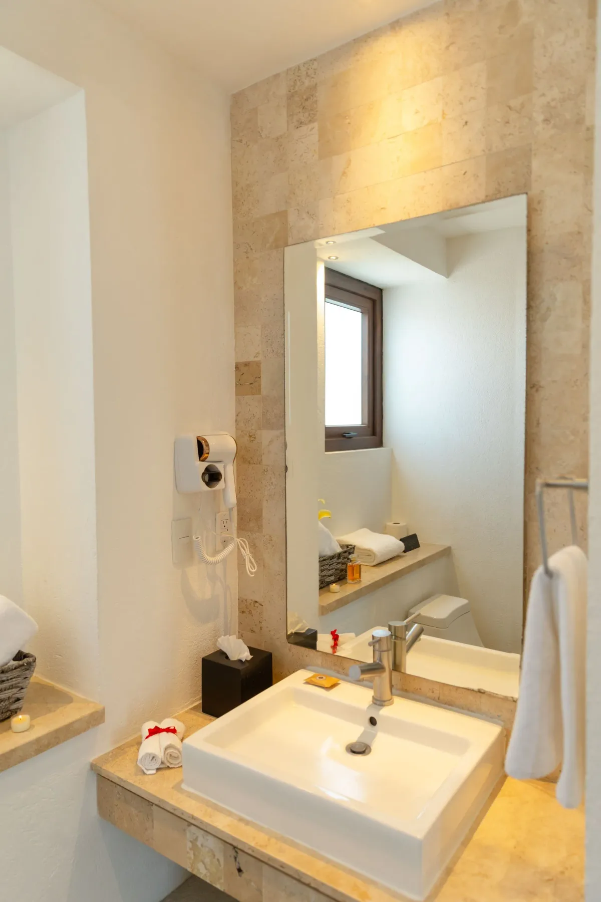 Dormitorio con cabecera de madera
