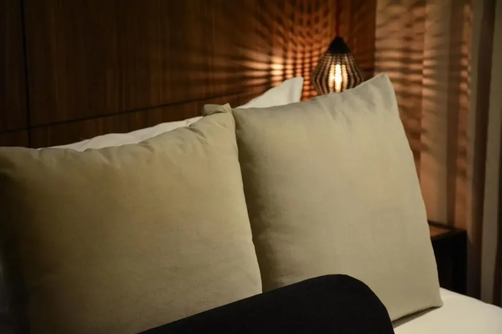 Detalle de la cama de la habitación con cama king