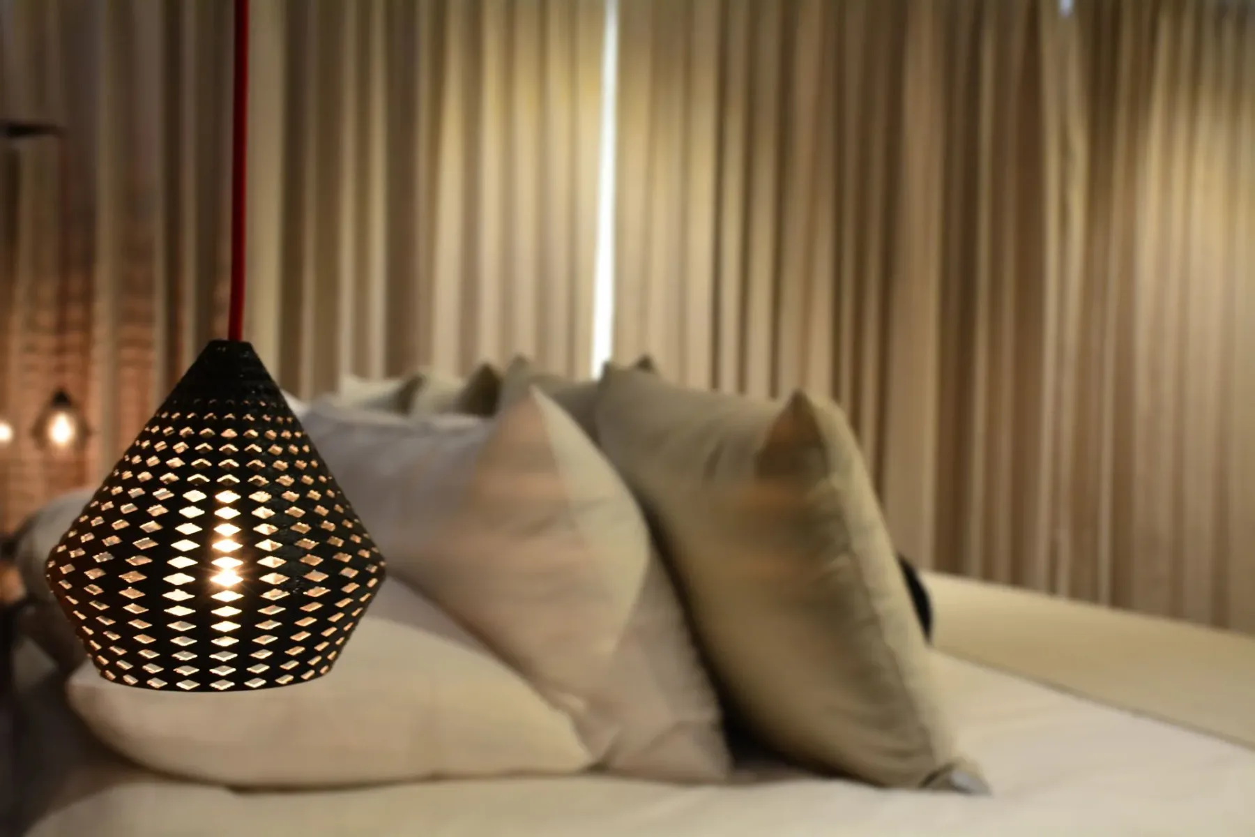 Detalle de la habitación con cama queen