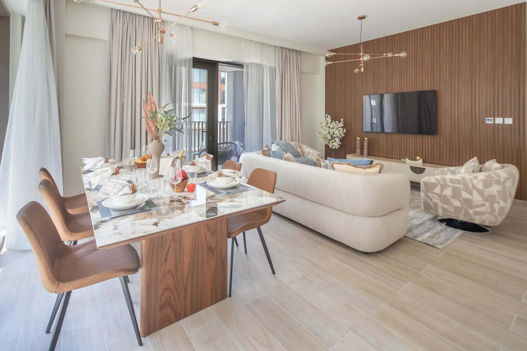 Un luminoso salón-comedor diáfano con mesa de comedor y zona de estar.