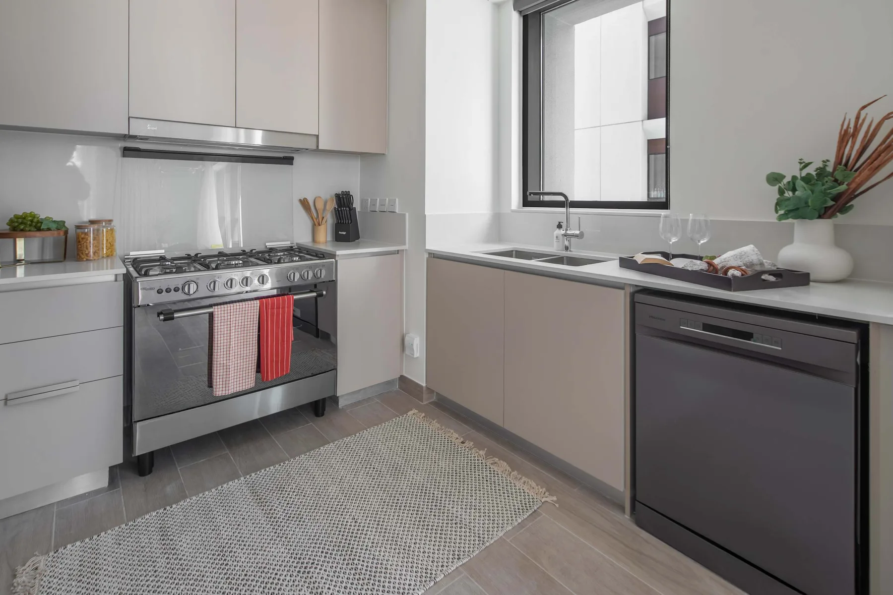 Una cocina moderna con estufa de gas, fregadero y lavavajillas.