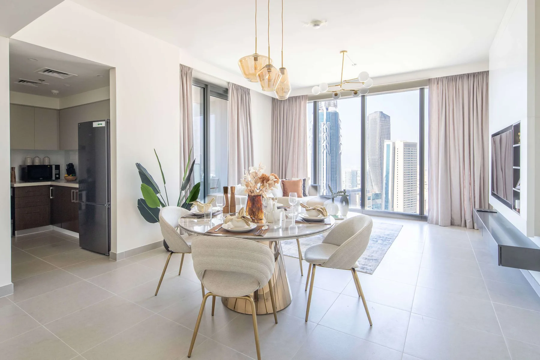 Un comedor luminoso con una mesa junto a ventanales que dan a edificios de la ciudad.