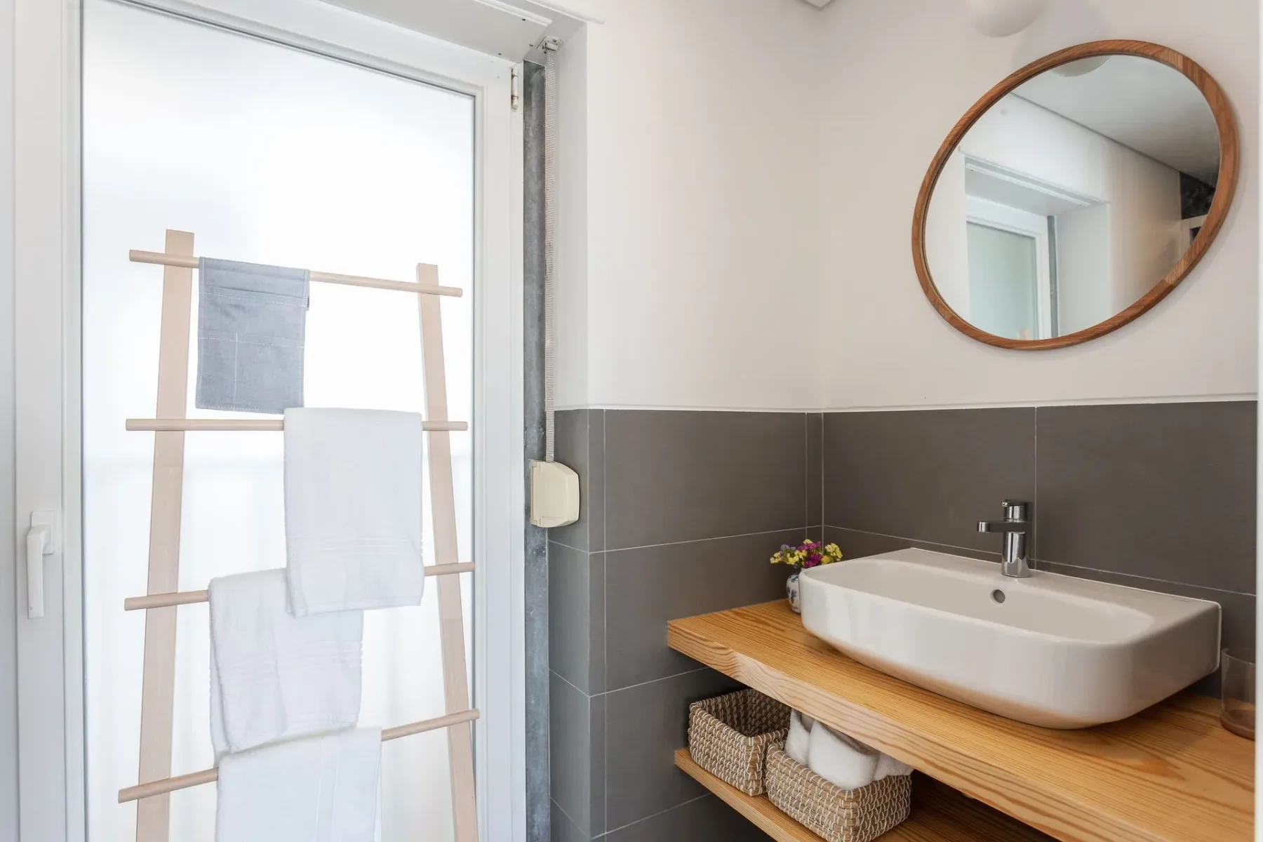 Baño con lavabo, espejo y toallero