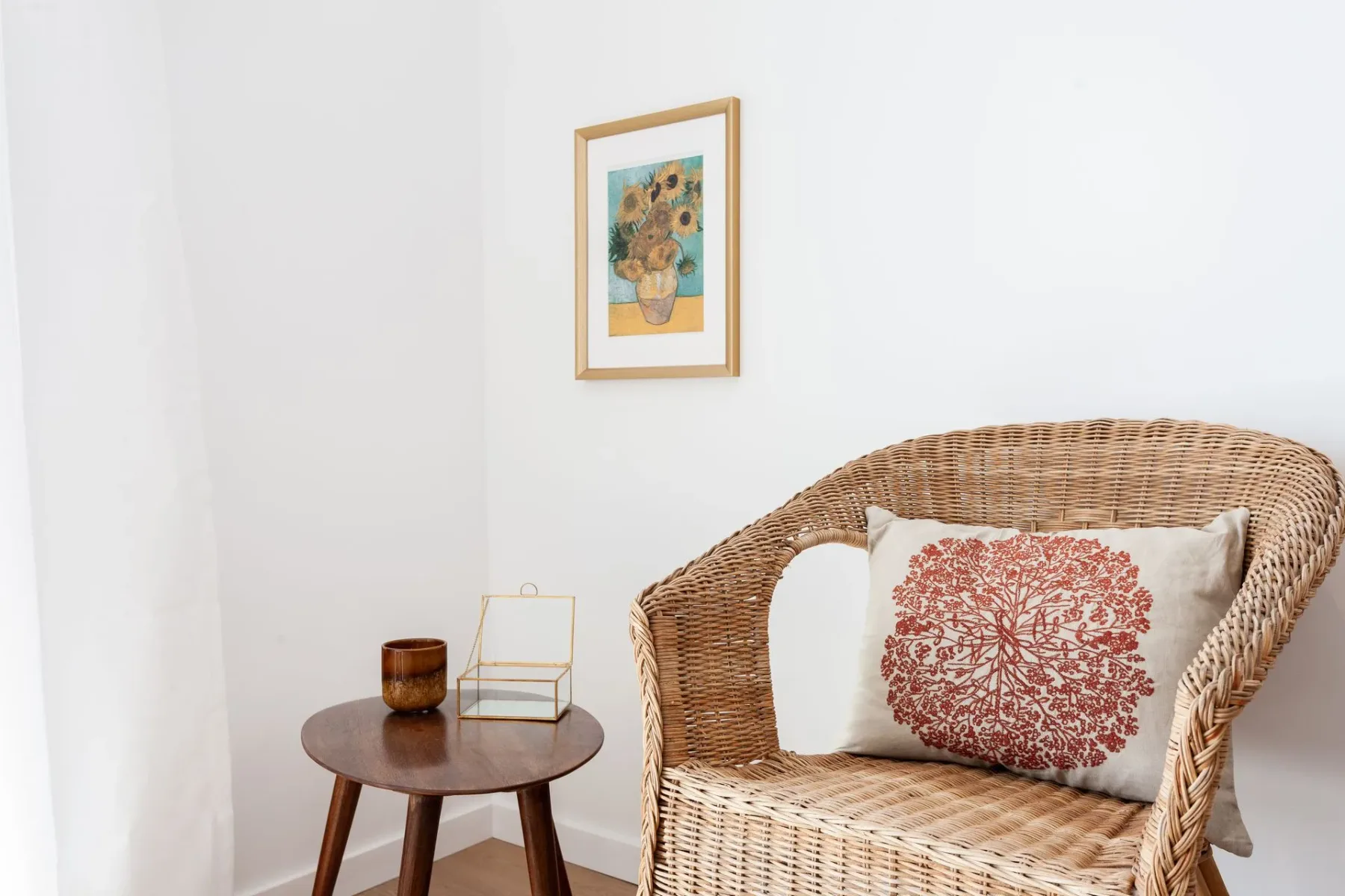 Silla de mimbre junto a una mesa