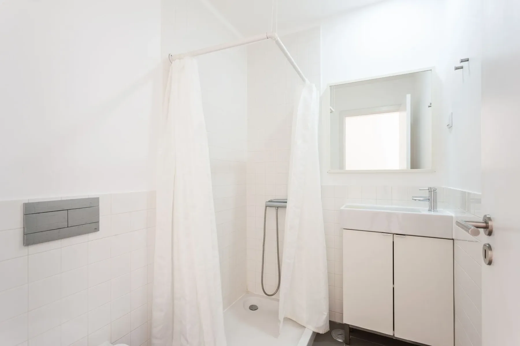 Baño con cortina de ducha, lavabo y espejo