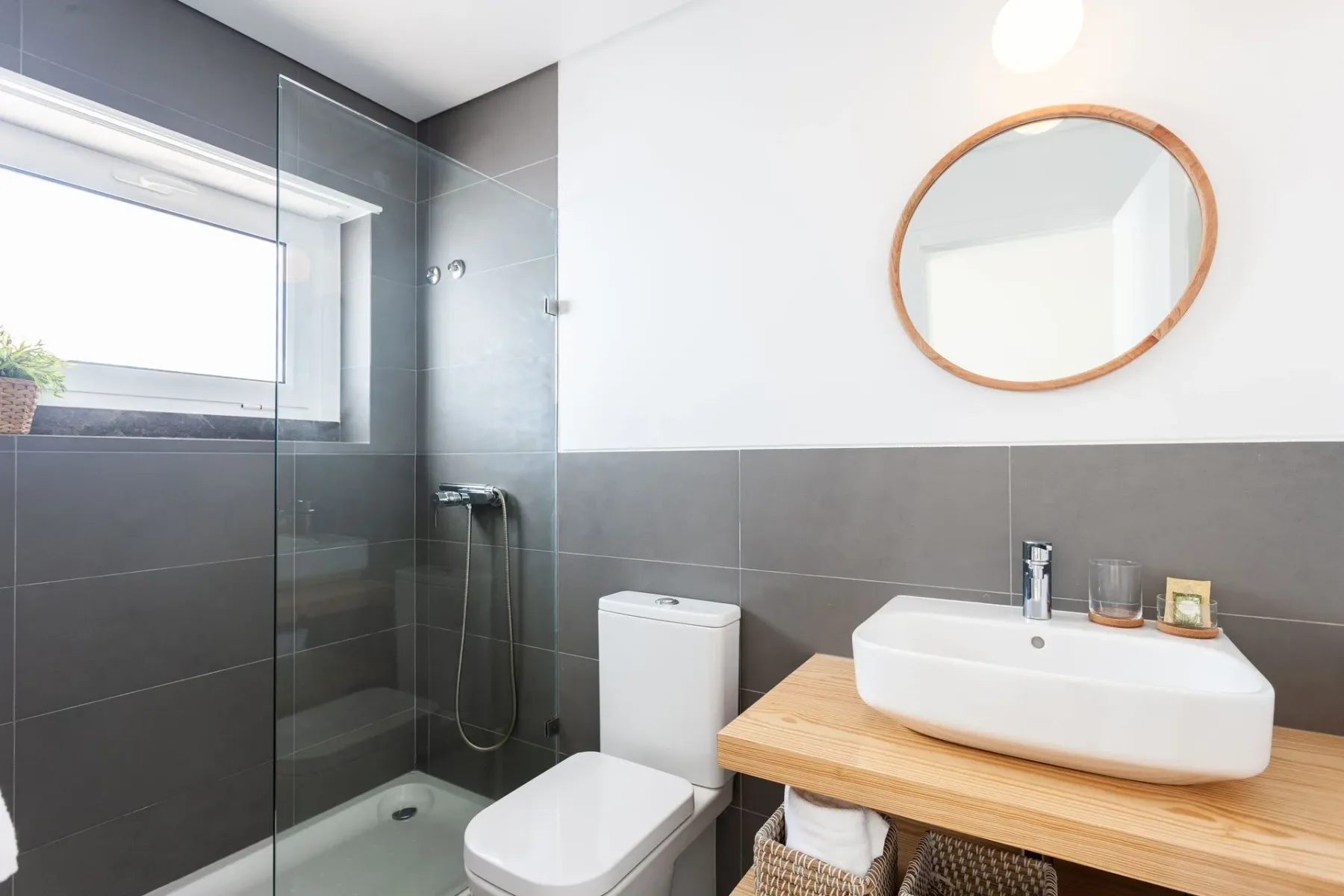 Baño con inodoro, lavabo y ducha