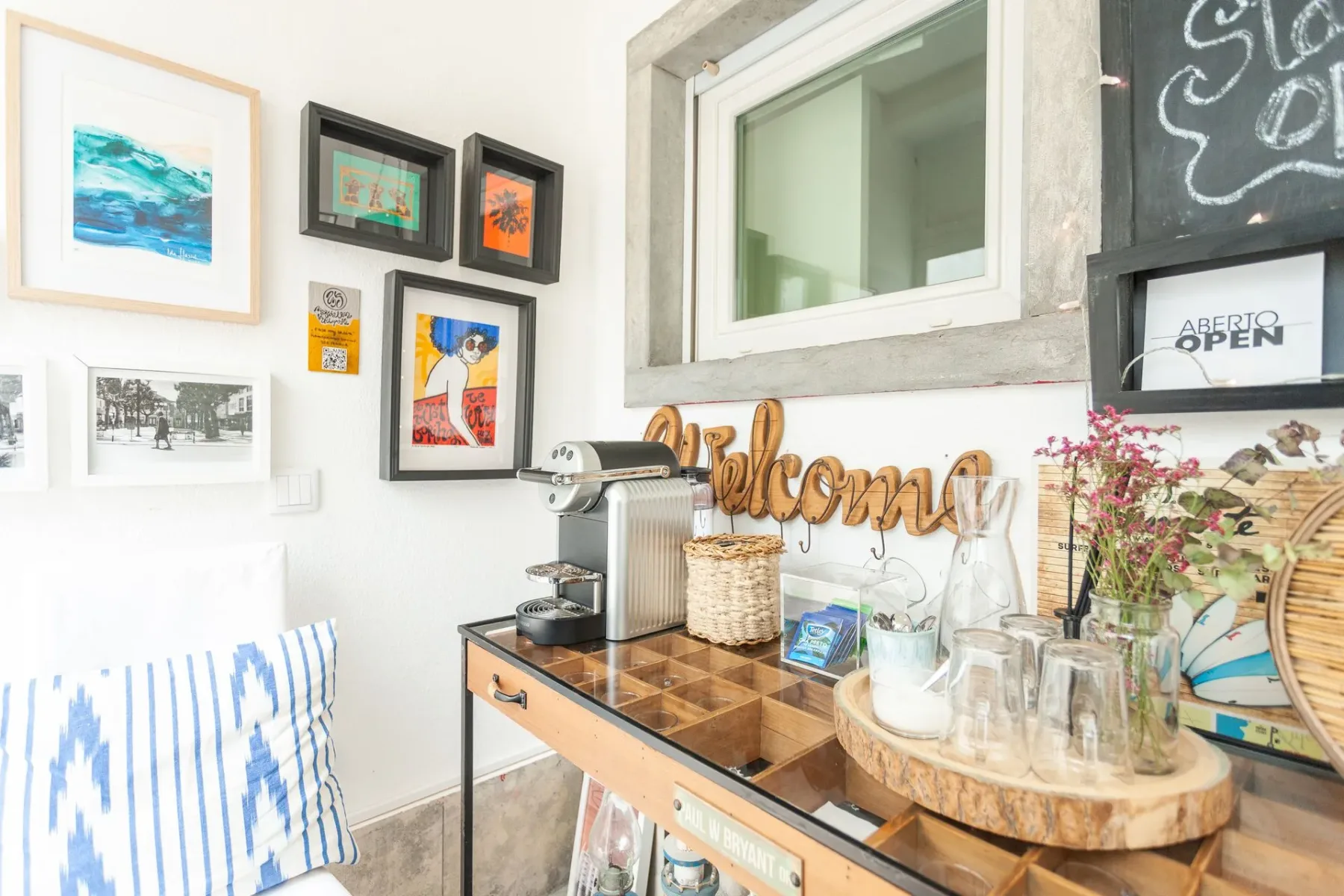 Habitación con una mesa y una ventana