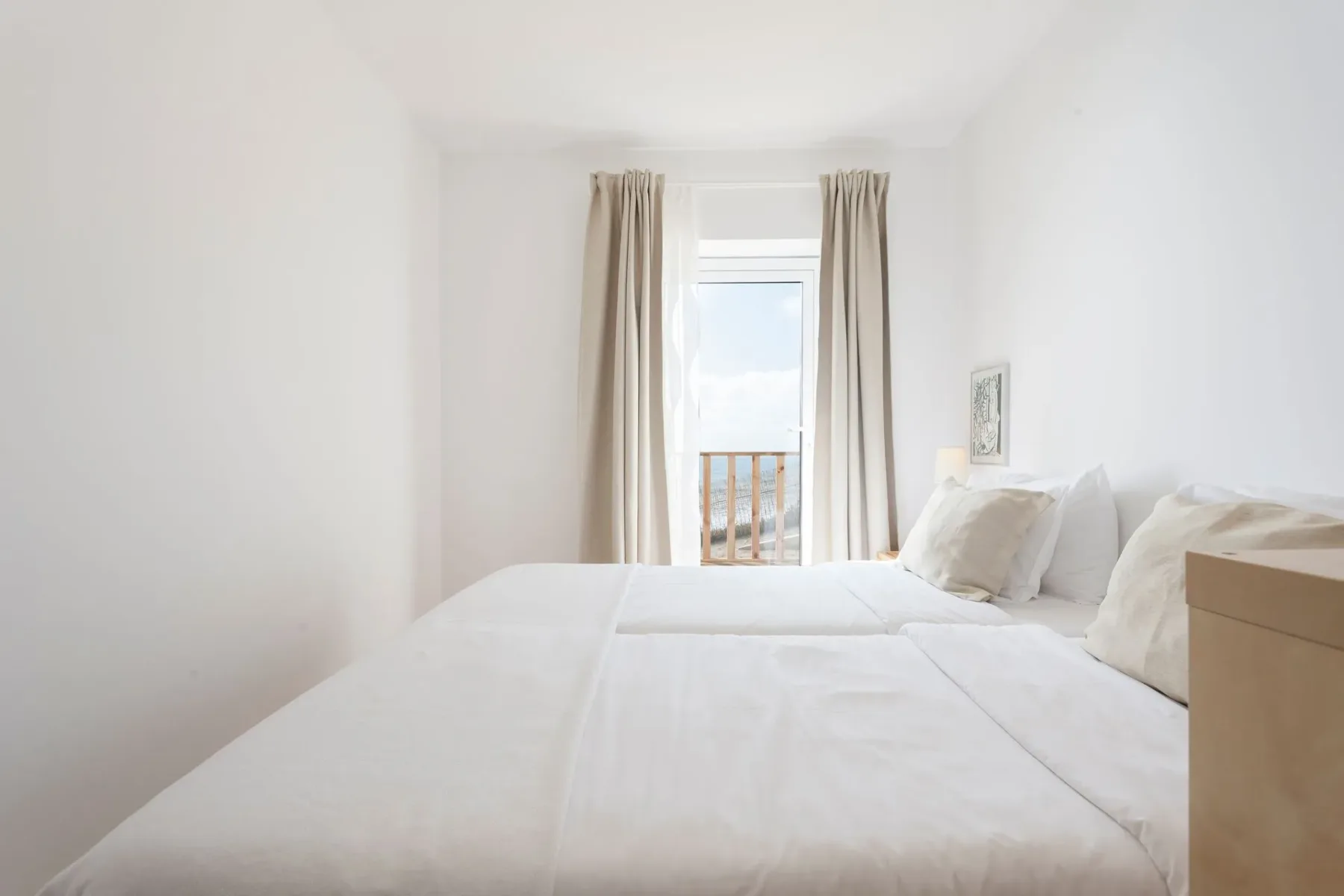 Habitación con una cama grande