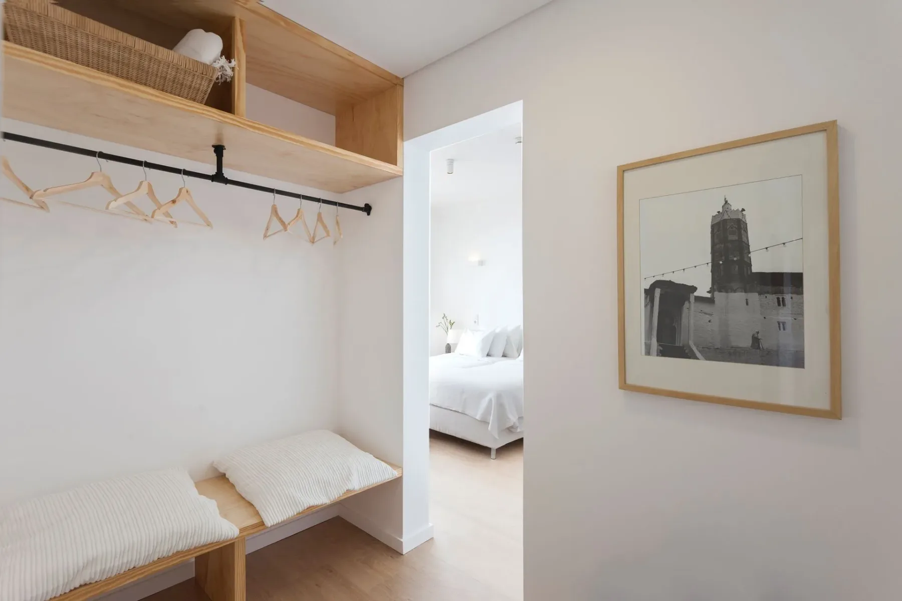 Pasillo con un cuadro de un edificio en la pared