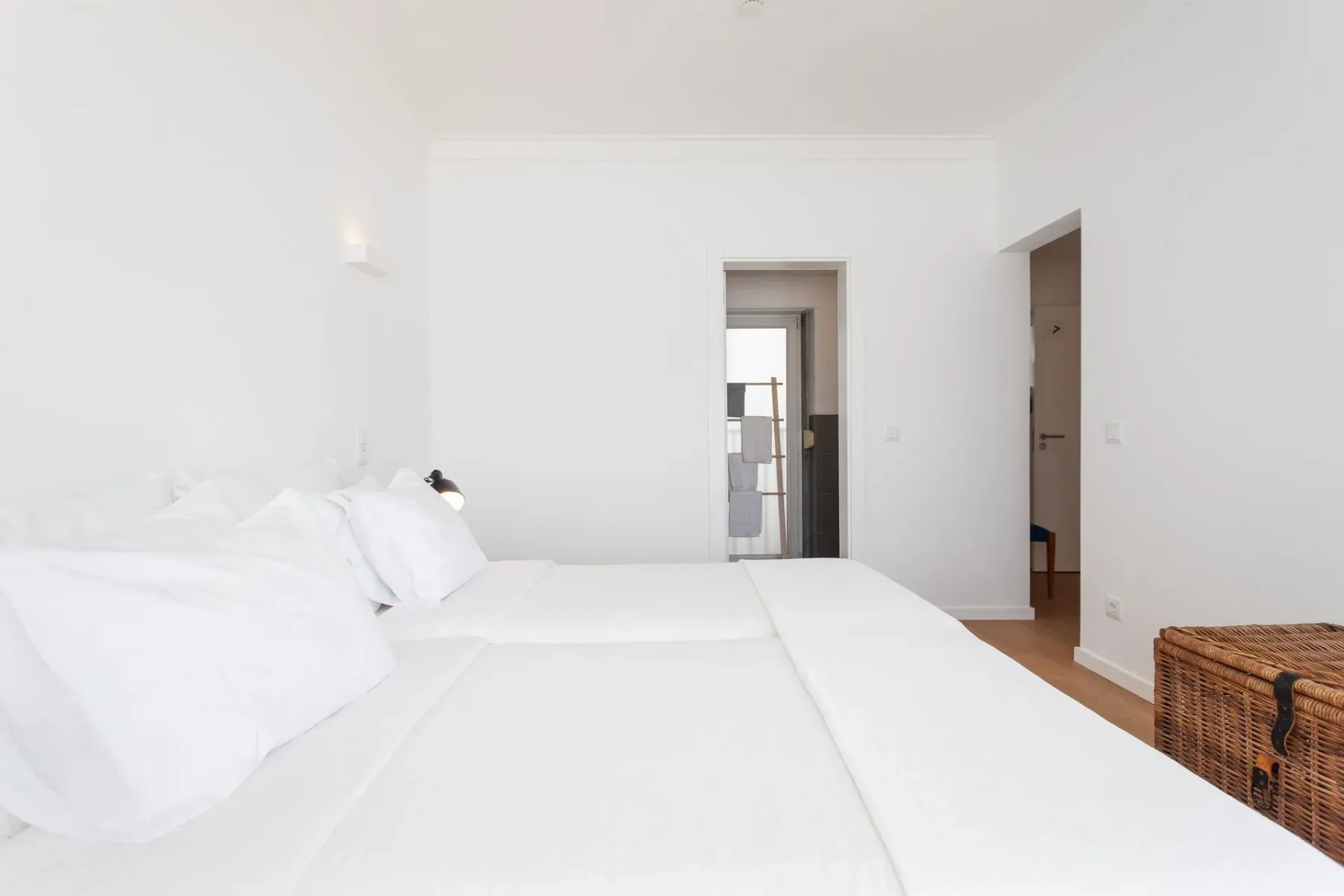 Habitación con una cama grande