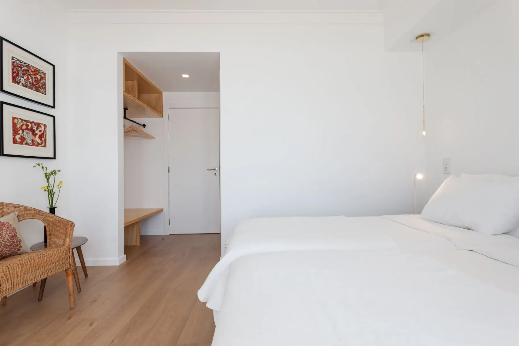 Dormitorio con dos camas y sillas