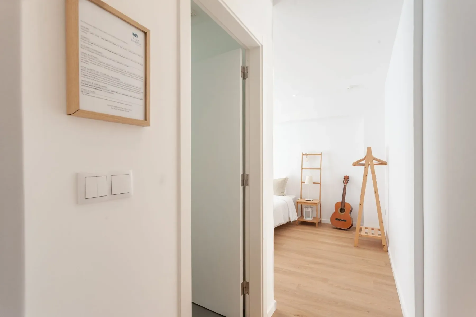 Pasillo que lleva a un dormitorio