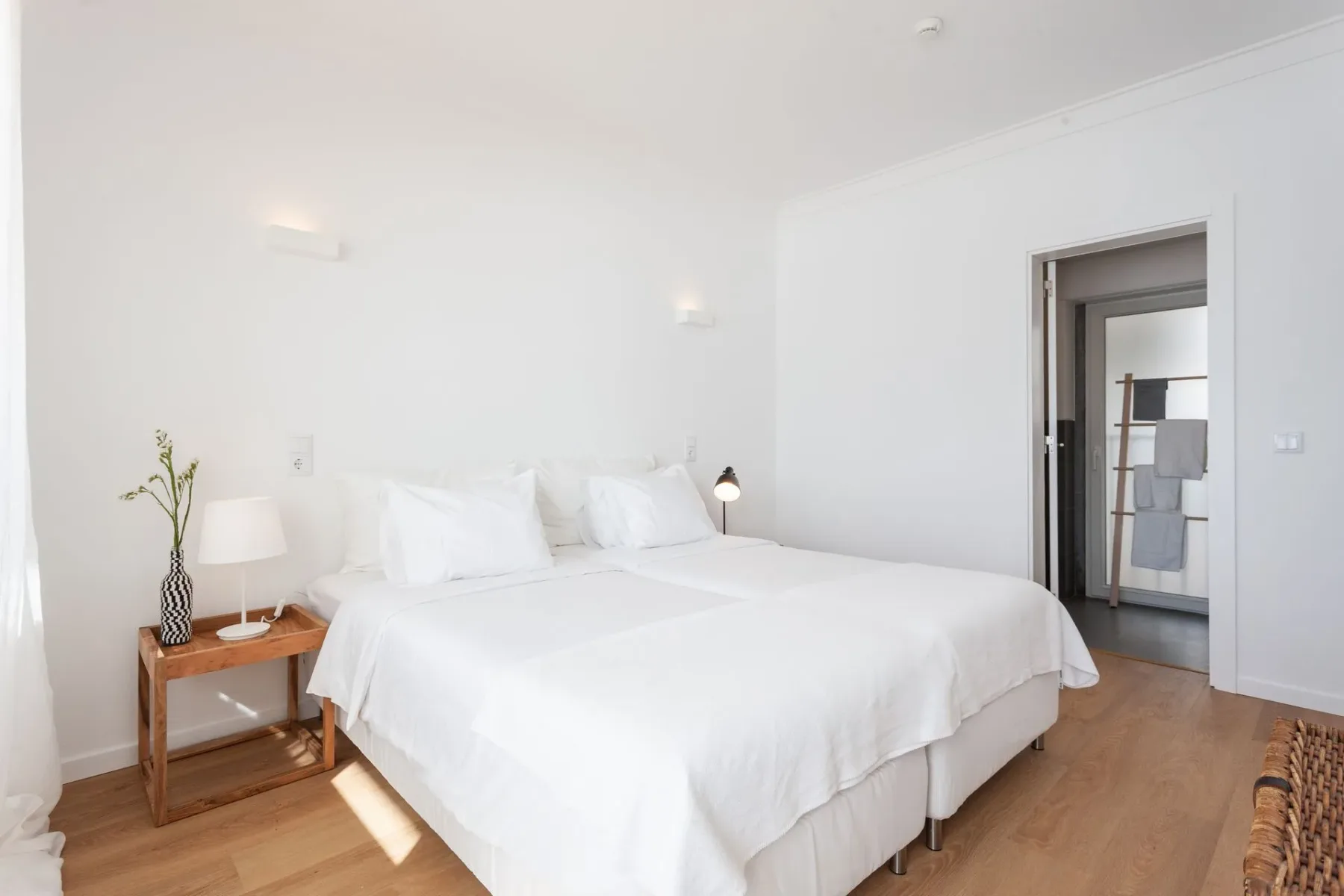 Habitación con una cama grande