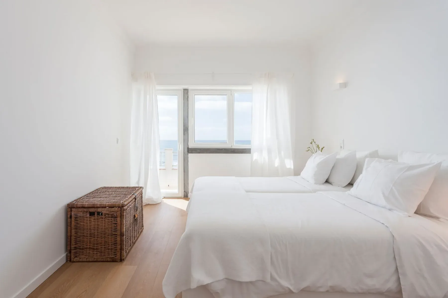Dormitorio con una cama grande y una ventana