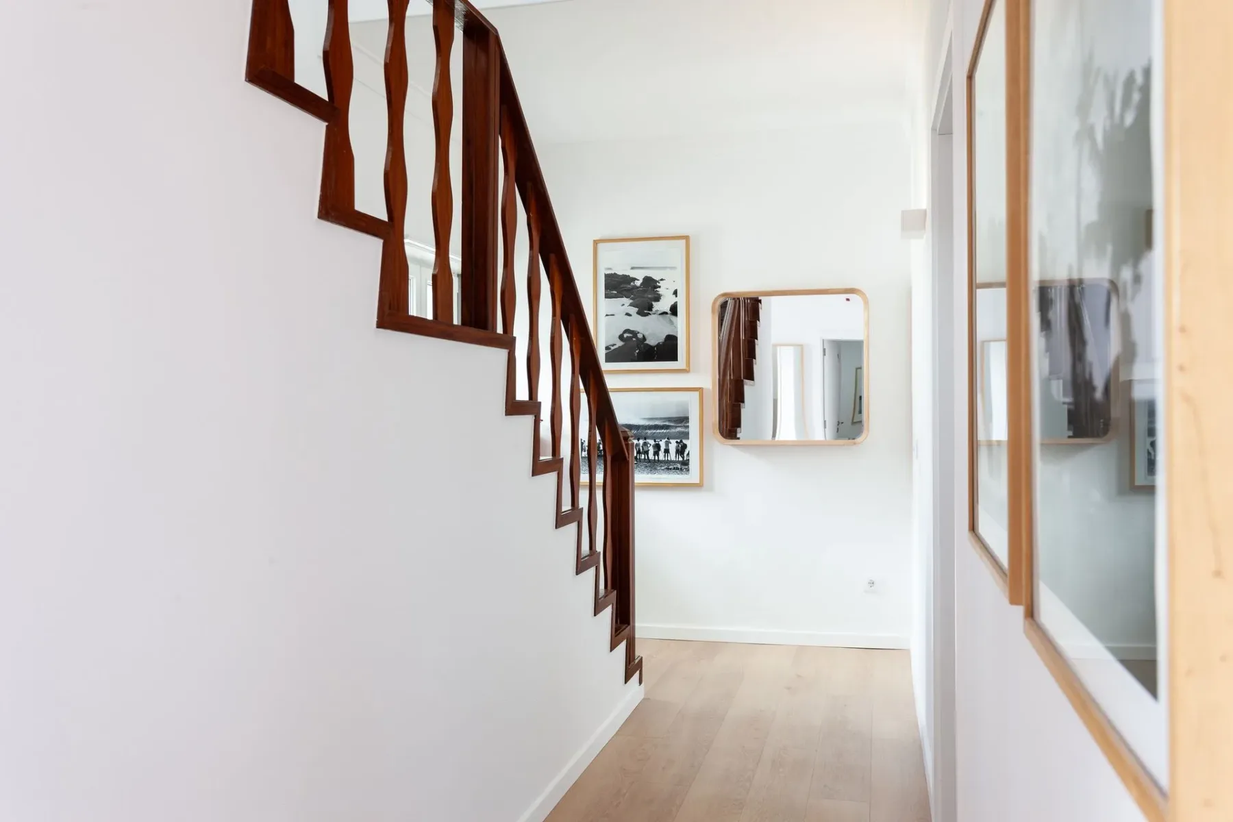 Pasillo con escaleras y cuadros en la pared