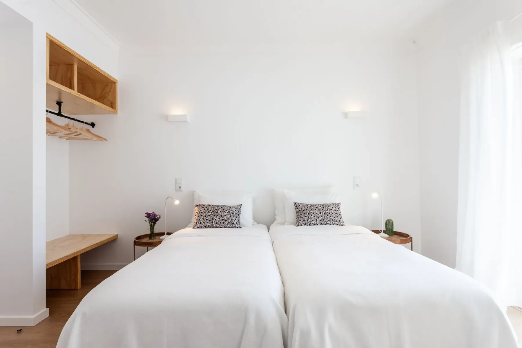 Dormitorio con dos camas y una ventana