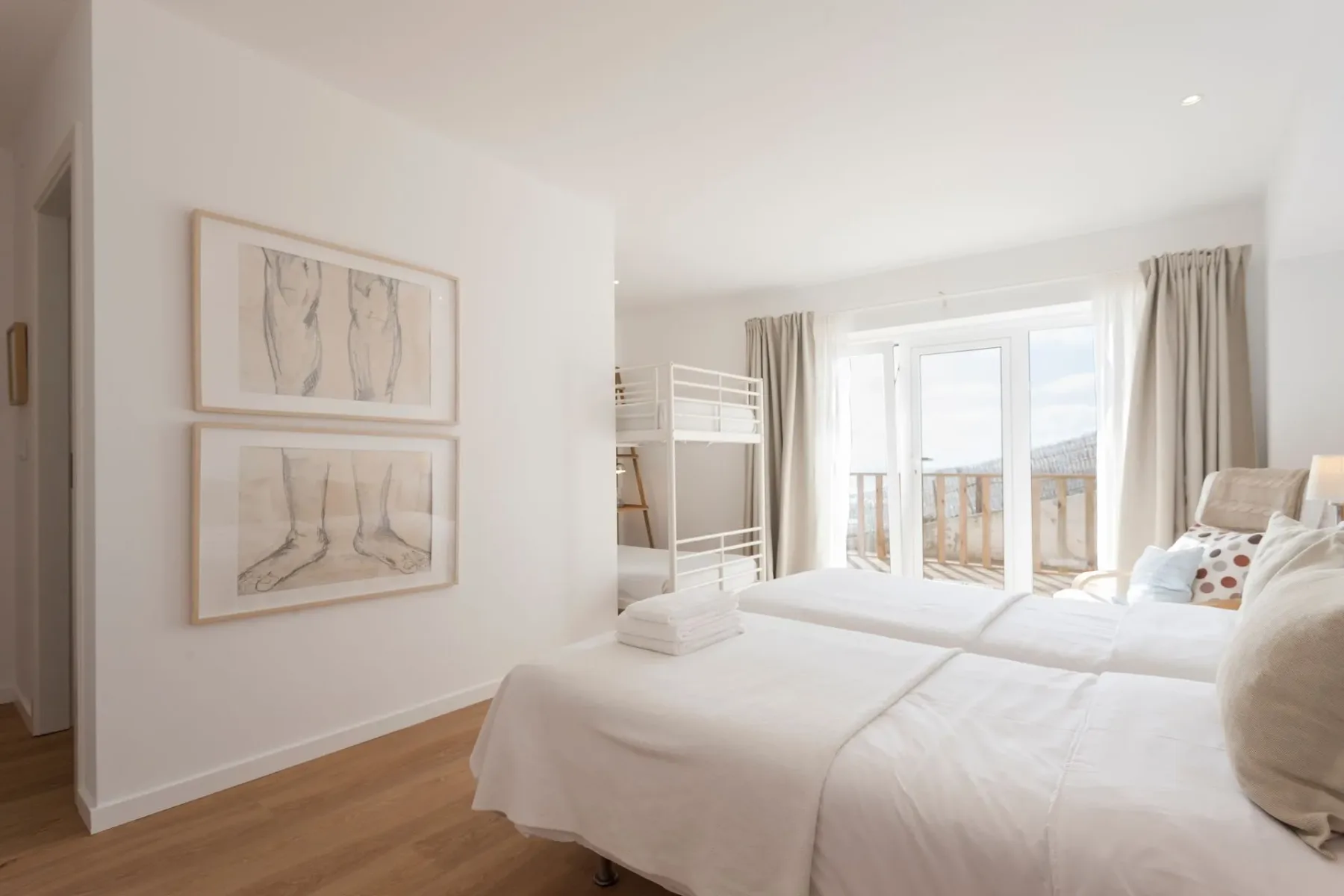 Dormitorio con dos camas y una litera