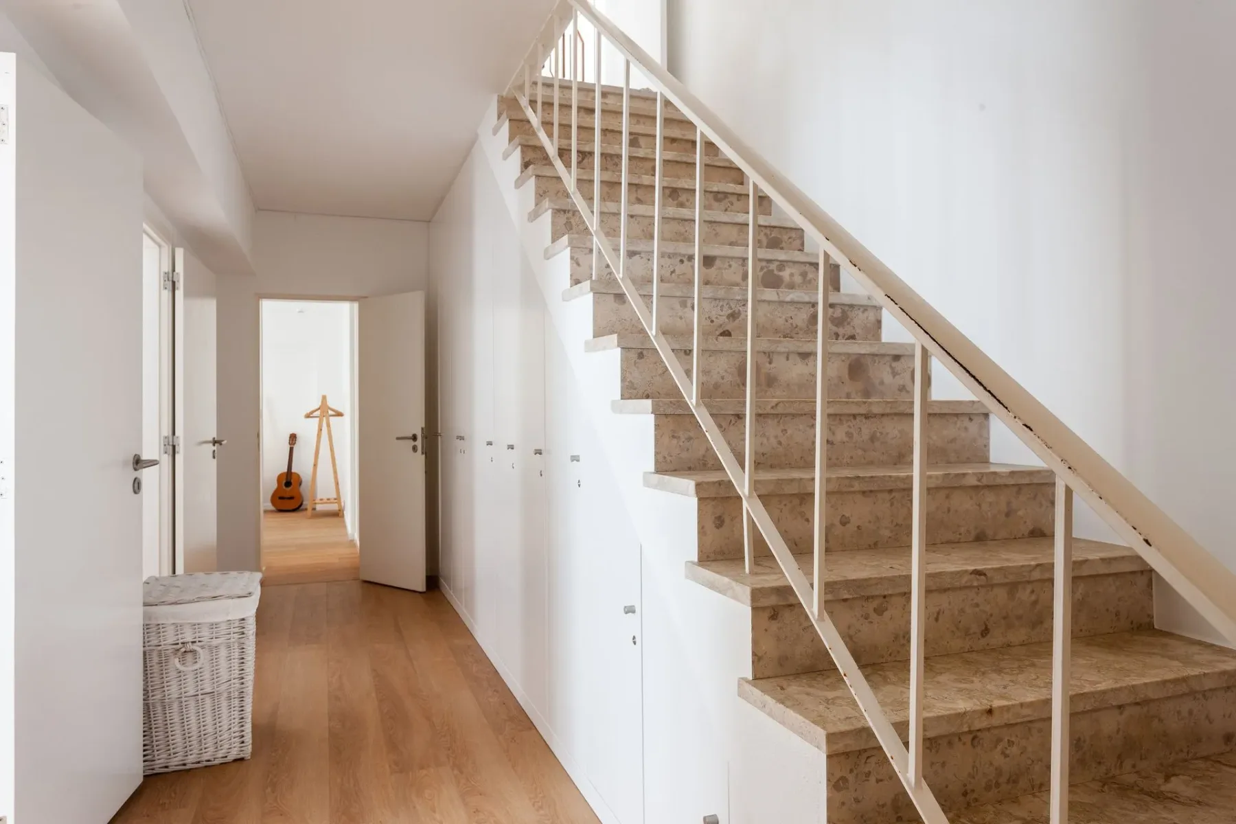 Pasillo con escaleras que llevan al segundo piso
