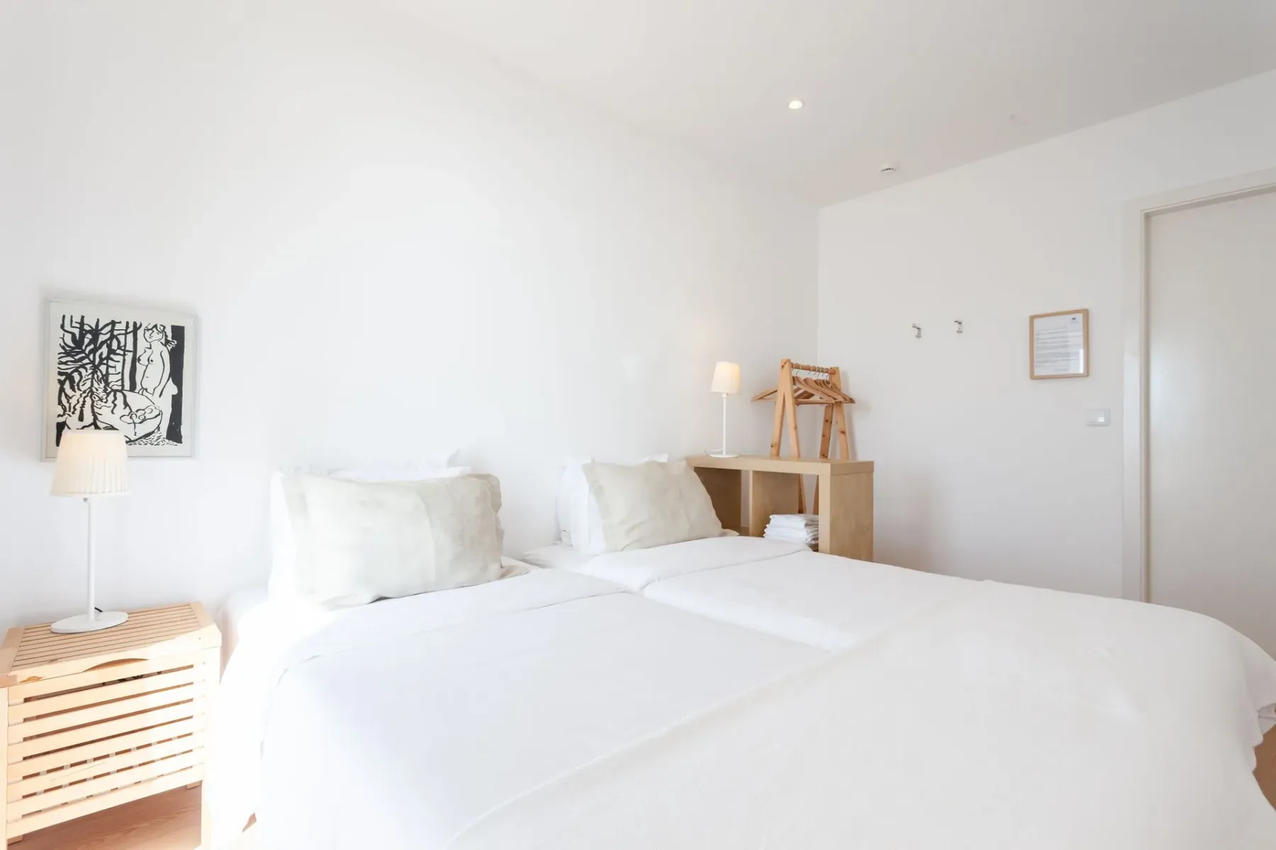 Dormitorio con dos camas y una mesa de noche