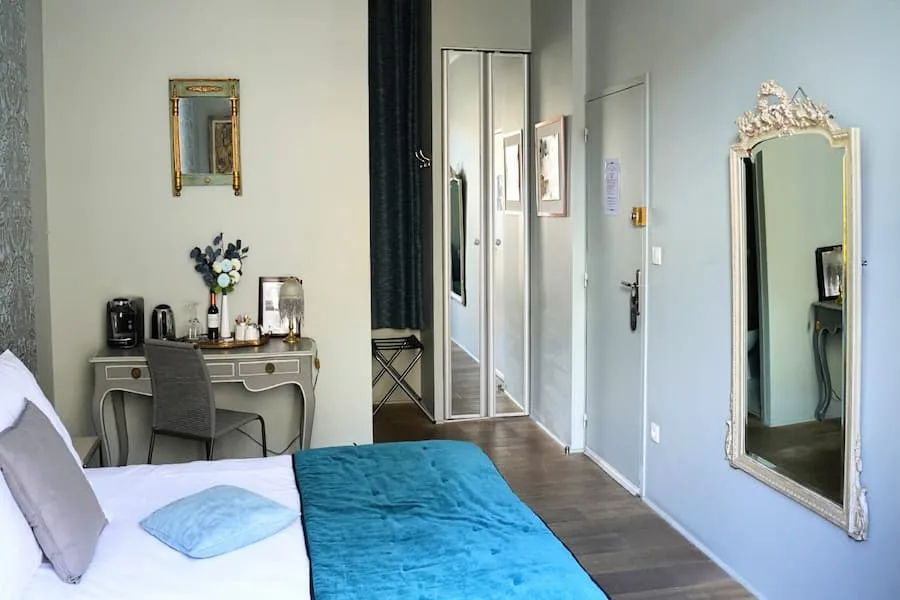 Marquis de Terme room and desk