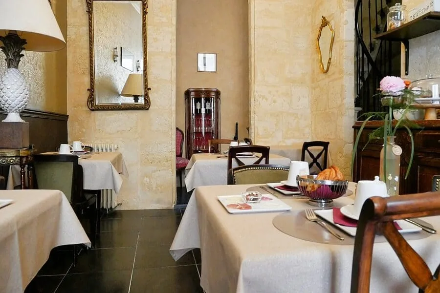 Lounge and breakfast area