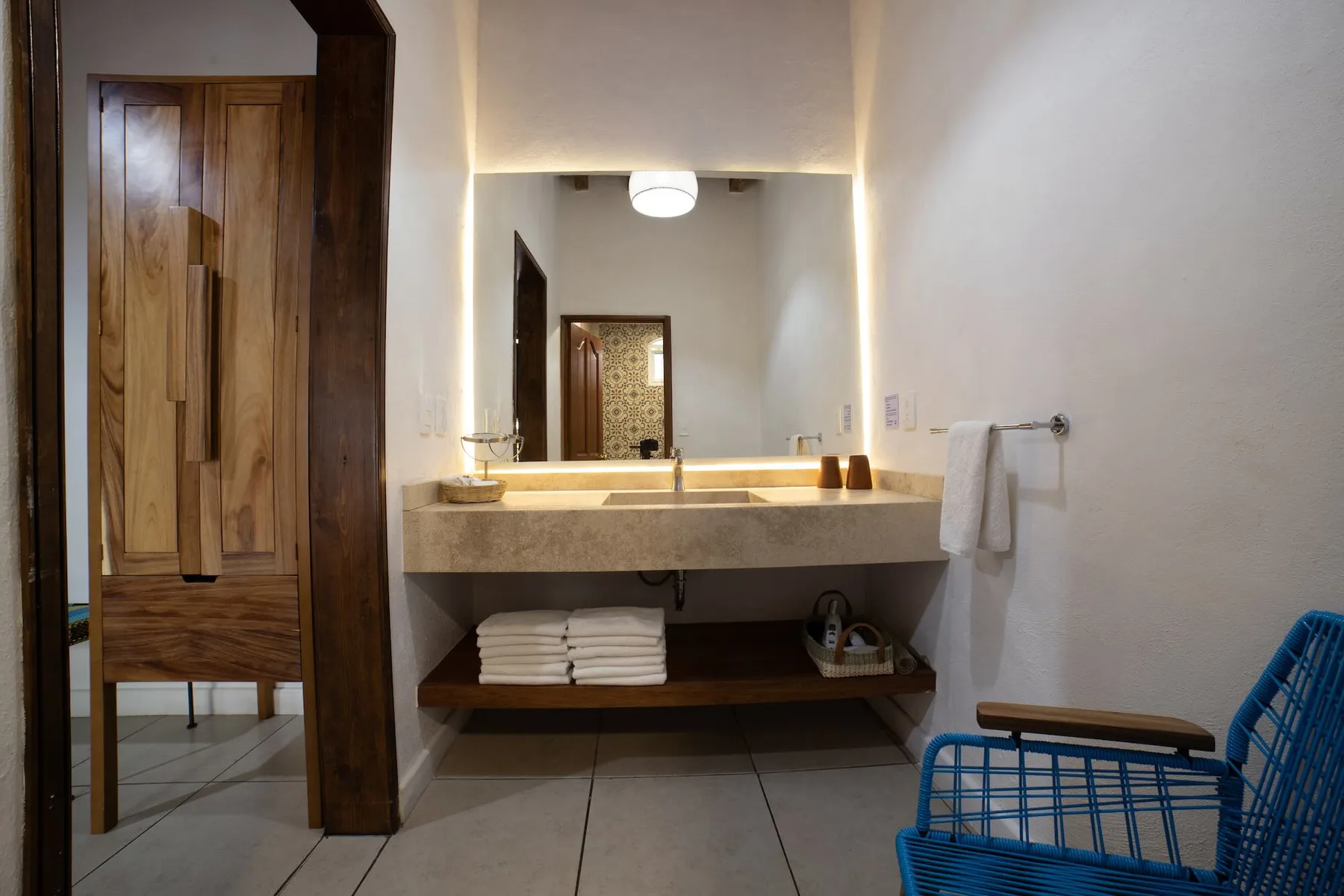 Deluxe double room bathroom