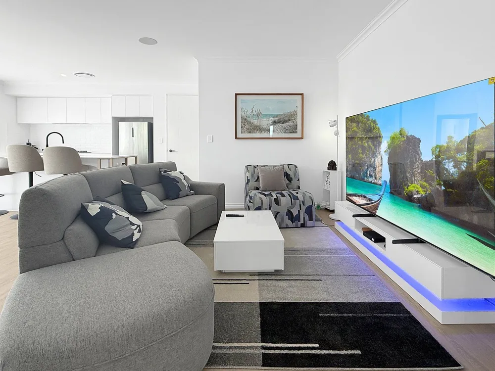 Sala de estar con sofá, mesa de centro y televisor.