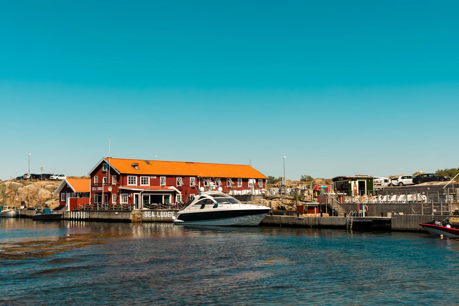 El muelle de Sea Lodge y el faro de Hållö