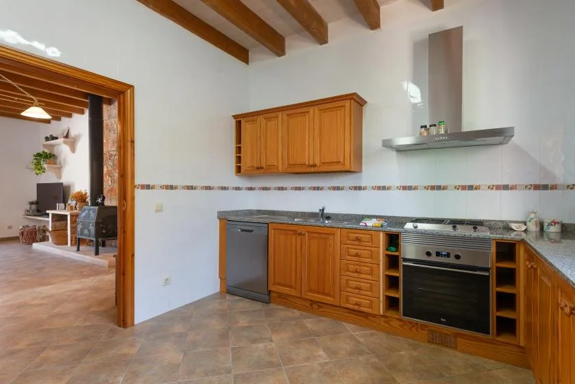 Una cocina con gabinetes de madera, una encimera y electrodomésticos integrados.