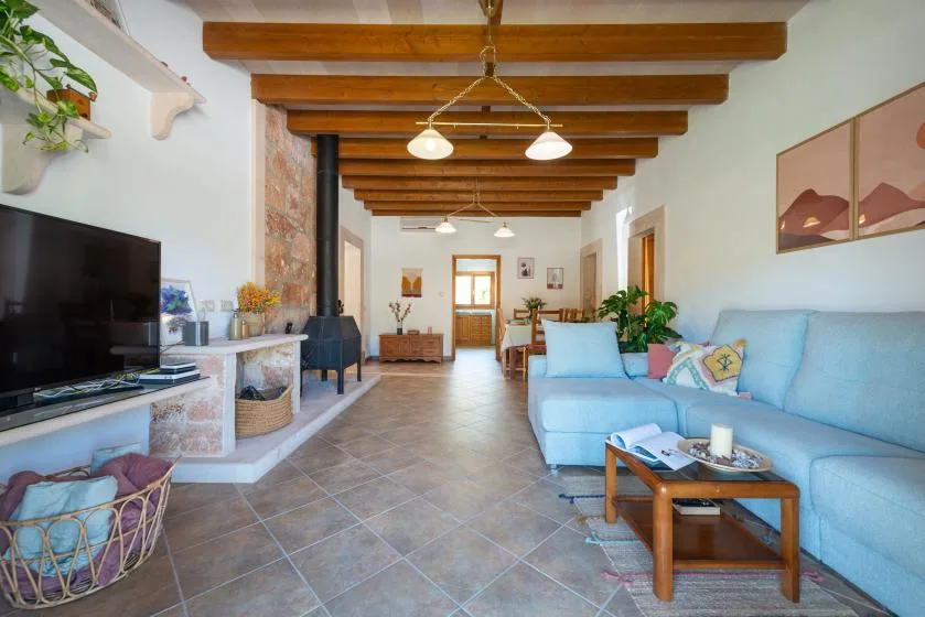Una sala de estar con una zona de asientos azul claro y una chimenea.