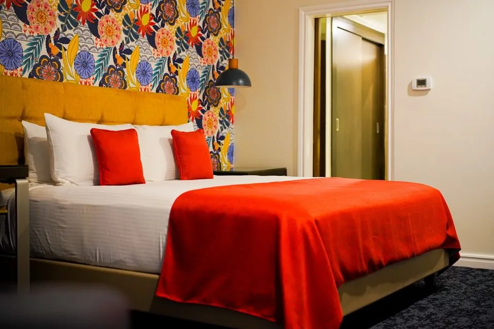 Cama king en una suite Royal de dos dormitorios.
