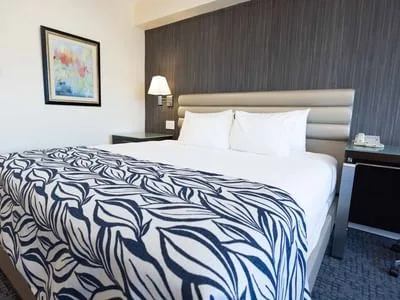 Interior de una habitación de hotel.