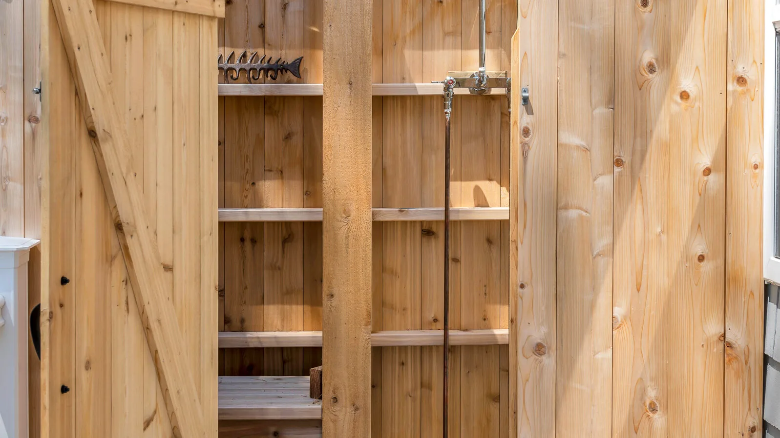 Un espacio de almacenamiento de madera con estantes abiertos y ganchos.