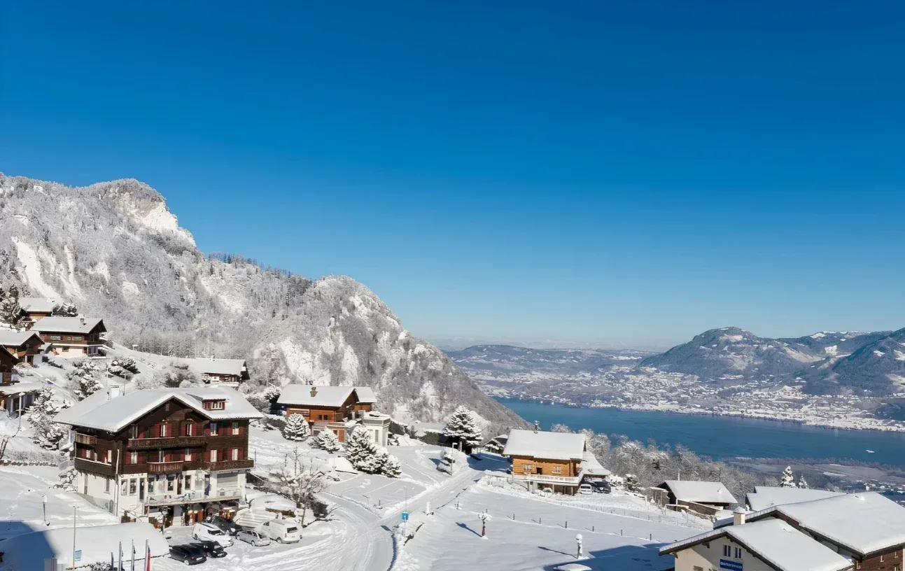 El Hôtel de Torgon y el pueblo en invierno, con vistas al lago Lemán y a los Alpes