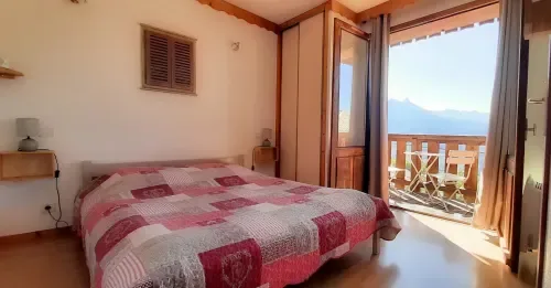 Habitación doble con balcón y vistas a la montaña
