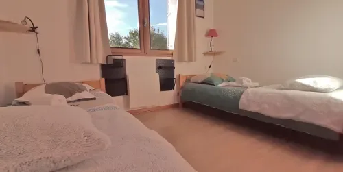 Habitación con dos camas individuales, vistas a la montaña y baño privado