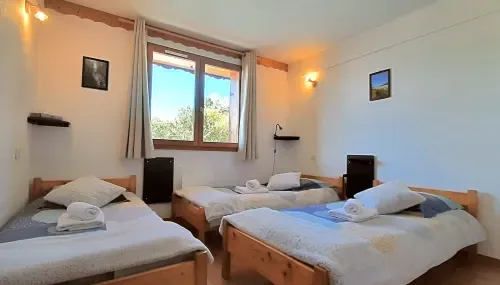 Habitación triple con baño compartido y vistas a la montaña