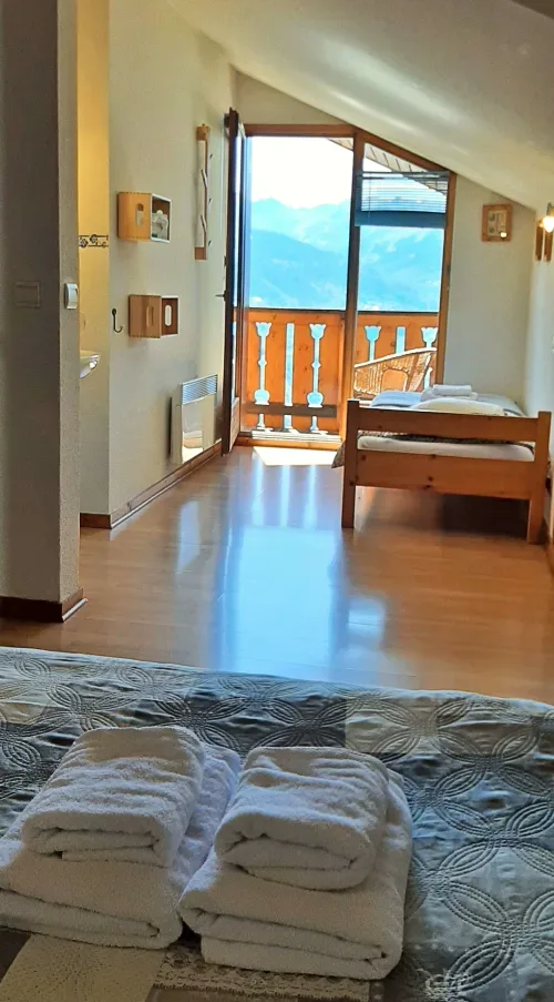 Habitación familiar con balcón y vistas a la montaña