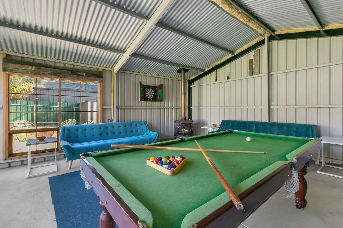 Una sala de juegos cuenta con una mesa de snooker y una diana.