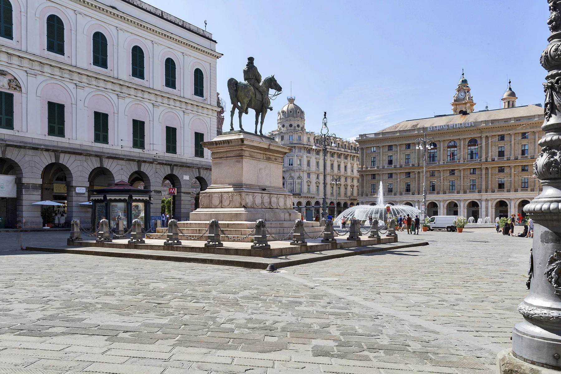 Una plaza pública con una estatua ecuestre central y edificios históricos.