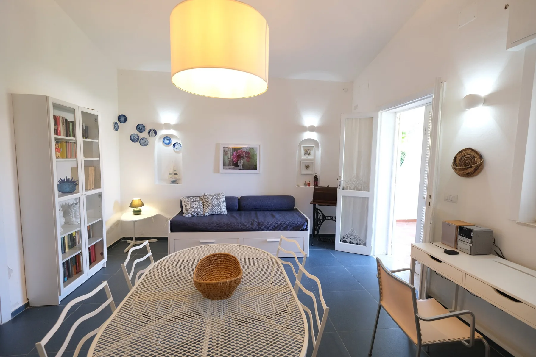 Una sala luminosa con una mesa de comedor y asientos.