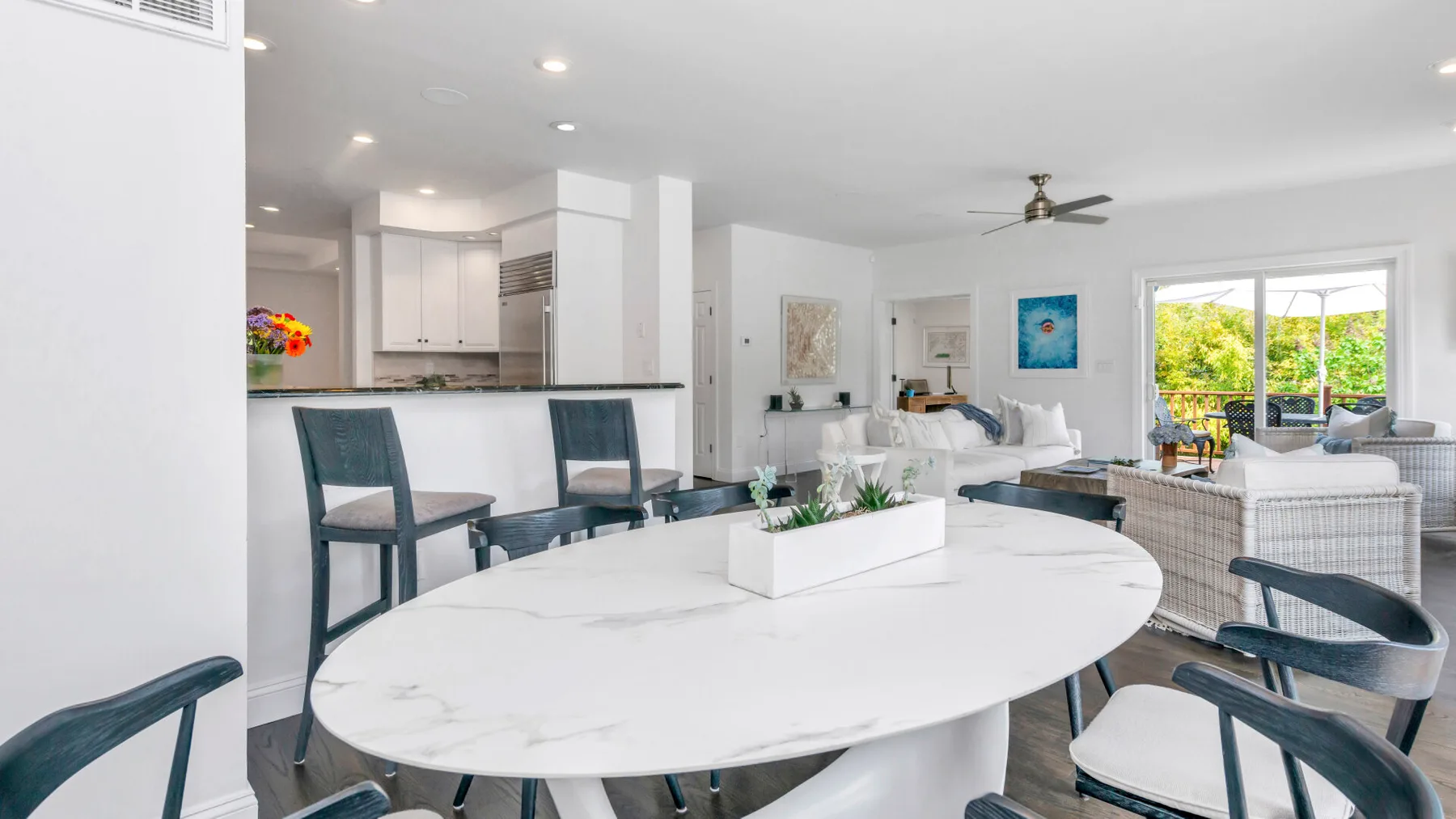 Comedor y sala de estar de concepto abierto con una mesa grande y asientos.