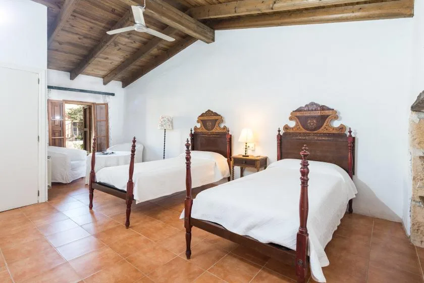 Un dormitorio con dos camas bajo un techo de madera.
