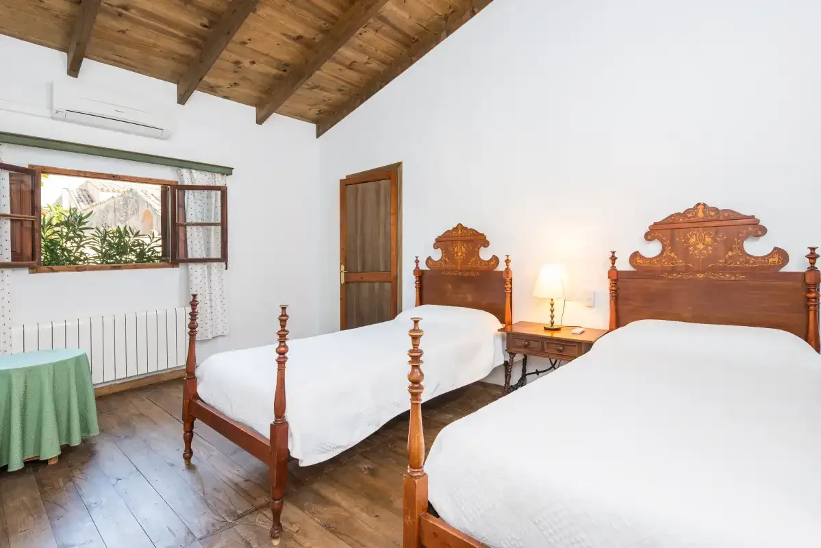 Un dormitorio con dos camas bajo un techo de madera.