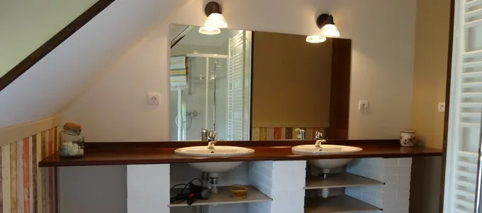 Baño con ducha y lavabo doble en la planta superior