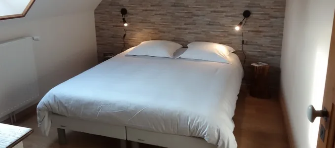 Dormitorio pequeño con cama queen size