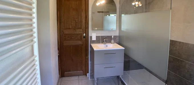 Baño con ducha en la planta baja