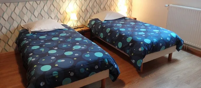 Dormitorio azul con dos camas individuales