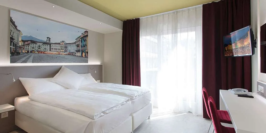 Habitación doble del Hotel City Locarno con dos camas individuales